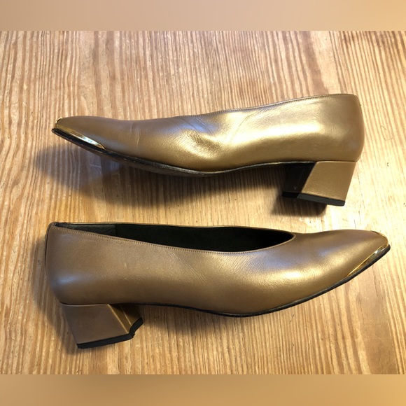 Stuart Weitzman Gold leather block heel pumps. Size 6. - Picture 5 of 11